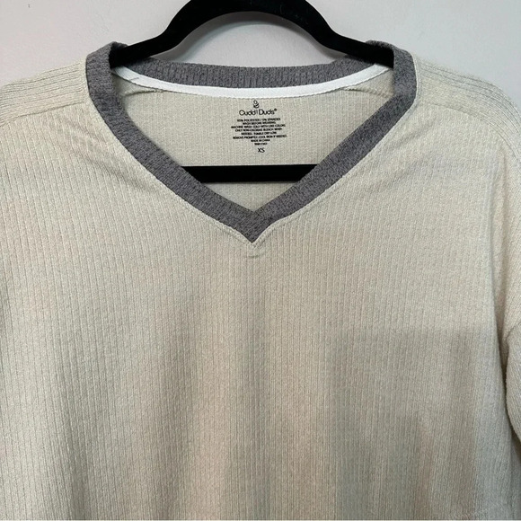 Cuddl Duds V-Neck Ivory and Gray Long Sleeve Ribbed Soft Top Size XS - Picture 3 of 8